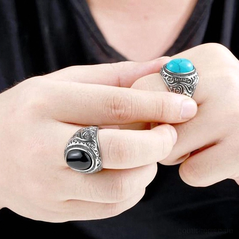 Gothic-Edelstein-Siegelring-Kollektion mit mehreren Farb-Finish-Optionen verfügbar, vielfältige Statement-Schmuckstücke in Alternative-Stil