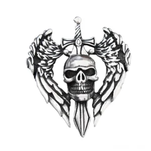 Nahaufnahme Detail des Gothic Engelsflügel Schädel Anhängers mit Schwert zeigt 64mm Höhe und vintage matte Silberfinish Oberfläche Struktur