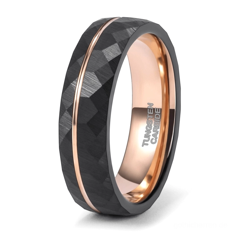 Mattschwarzer facettierter Gothic Ring mit Rosé-Gold Innenstreifen, Seitenprofil Nahaufnahme zeigt geometrisches Rhombusmuster und industrielle Verarbeitung des Wolfram-Stahls