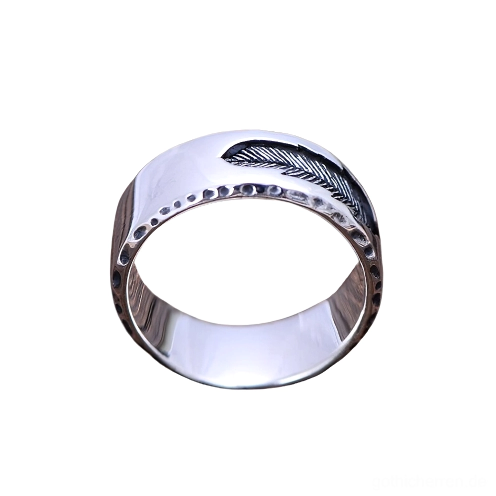 Vorderansicht Gothic Federfeder Sterling Silber Ring – feingraviierte Federnmuster mit dekorativem Punktrand auf glänzender Silberoberfläche