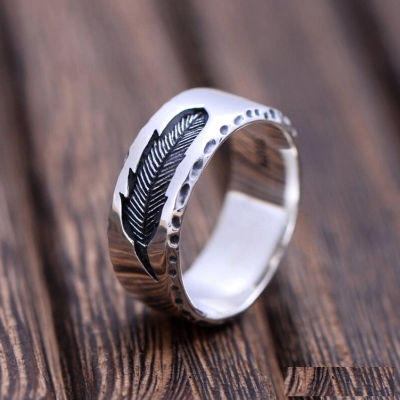 Rechte 3/4 Ansicht Gothic Federfeder Sterling Silber Ring – klare Federngraviertechnik und zweifarbige Silber-Schwarz-Ästhetik auf Holzhintergrund