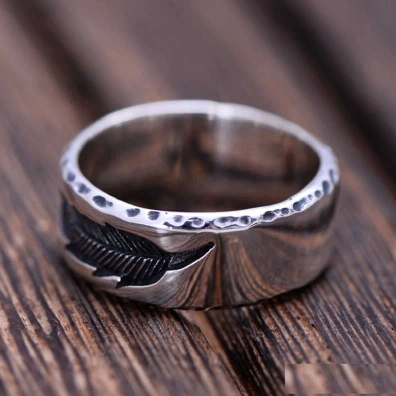 Obere Seitenprofil Ansicht Vintage Gothic Federfeder Ring – seitlich angebrachtes Federnmotiv mit verziertem Punktrand auf poliertem 925er Sterlingsilber Band
