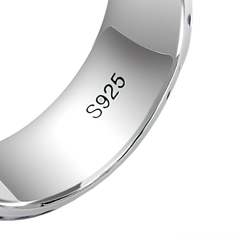 Gothic Federfeder Ring Innenseite Detailaufnahme – S925 Stempel auf glattem poliertem inneren Silberbereich des authentischen 925er Sterlingsilber Bands