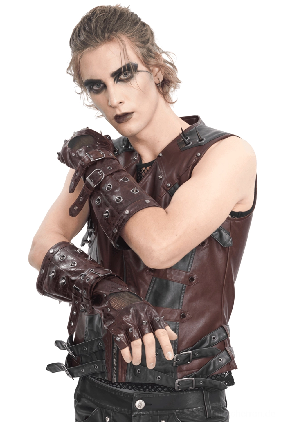 Gothic burgundy studded fingerlose gauntlet-handschuhe mit metallnieten und schnallen an männlichem modell getragen, drei-viertel-ansicht mit dunklem makeup und dramatischen details