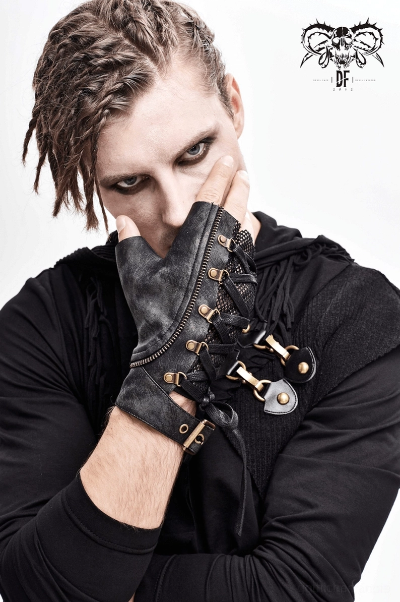 Paar Gothic fingerlose Handschuhe mit Buckle-Riemen - Alternative Fashion Styling Paaraufnahme
