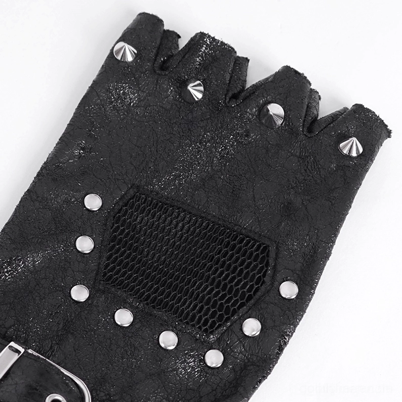 Nahaufnahme von Fingerlose Gothic Lederbandschuh mit gekrümelter Ledertextur, Metallspitzenstudkegel, Mesh-Panel-Sektion und ausgefransten Kanten-Details