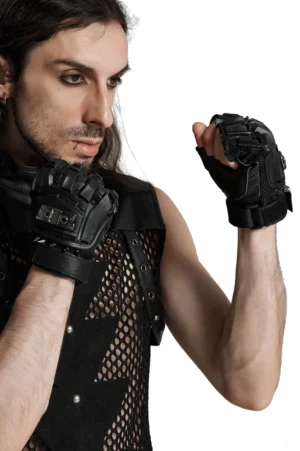 Männliches Modell trägt schwarze Gothic Fingerlose Handschuhe mit Hardshell Panzerungsschutz, Ganzkörper Frontalansicht, vollständiges Outfit-Styling