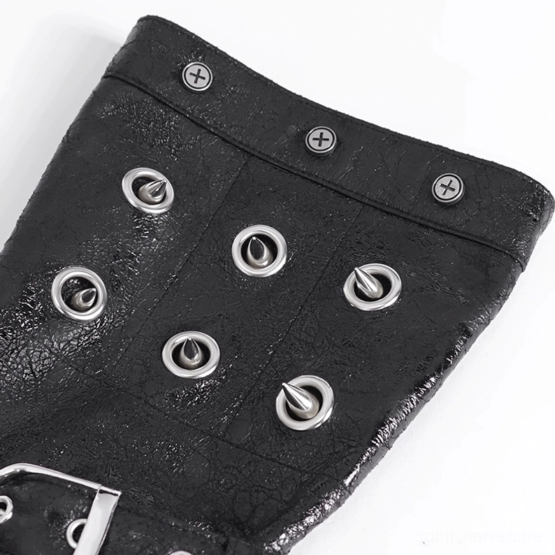 Extreme Nahaufnahme von gekrümeltem schwarzem Leder auf Gothic Fingerlose-Bandschuh mit Metallspitzennietern, Metallösen und Schraubenbefestigungs-Hardware