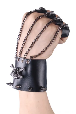 Schwarze PU-Leder Gothic fingerlose Handschuhe Seitenansicht zeigt Metallkettenverbindungen und Spike-Wristband, seitliche angewinkelte Perspektive