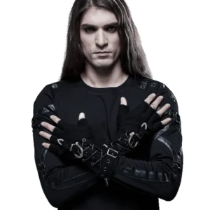 Gothic fingerlose Handschuhe mit Metall-Hardware und SeitReißverschlüssen getragen von männlichem Model, Studio-Frontalansicht mit Lederakzenten