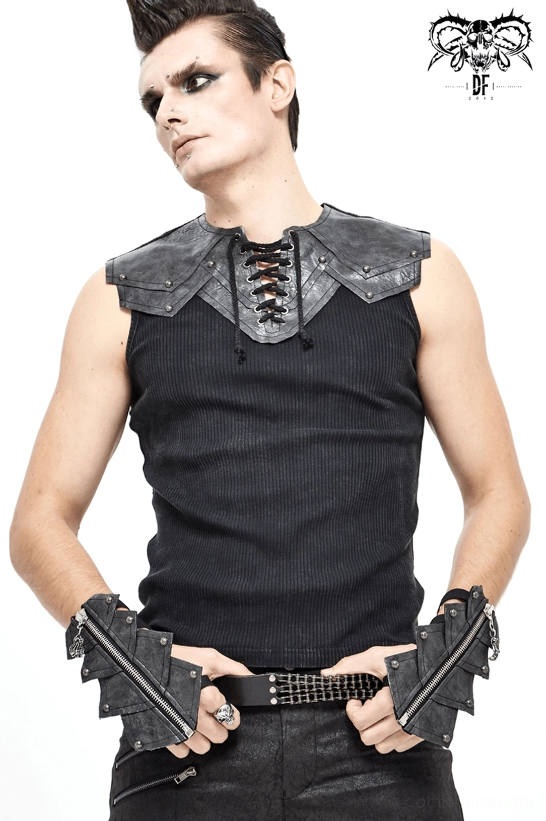 Halbkörper-Vorderansicht des männlichen Models in Gothic-Ästhetik mit schwarzen fingerlose Handschuhe, Metall-Reißverschlüssen und passenden dunklen Accessoires