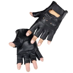 Schwarze Gothic fingerlose Schafslederhandschuhe mit Perforationen und justierbar Klettverschluss-Handgelenksverschluss, Vorder- und Seitenansicht an den Händen eines Trägers