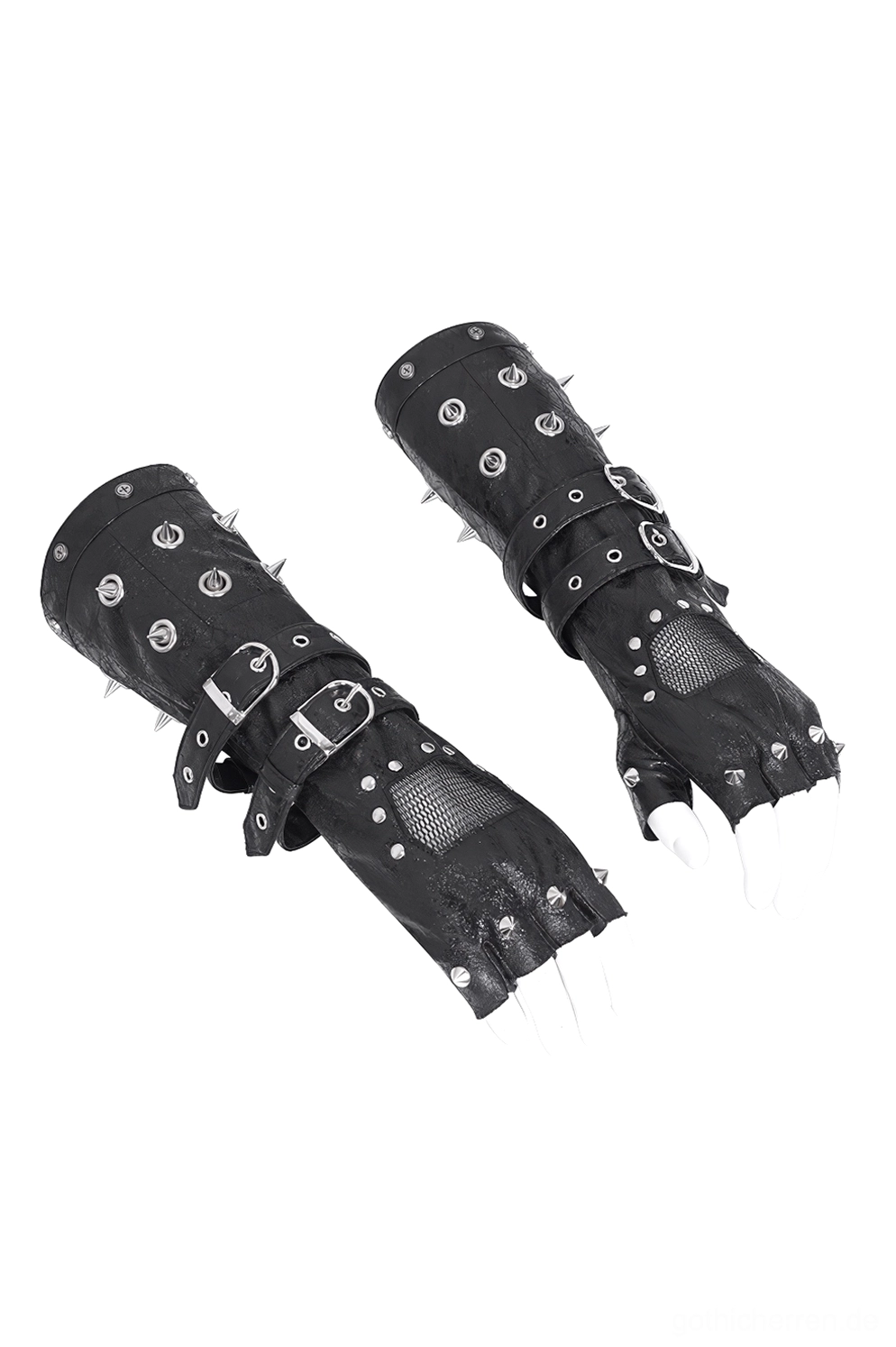 Schwarze Gothic Fingerlose Lederbandschuhe mit Metallnieten und Mesh-Panels auf Schneiderpuppen-Händen, angewinkelte Draufsicht mit Schnallenbefestigungen