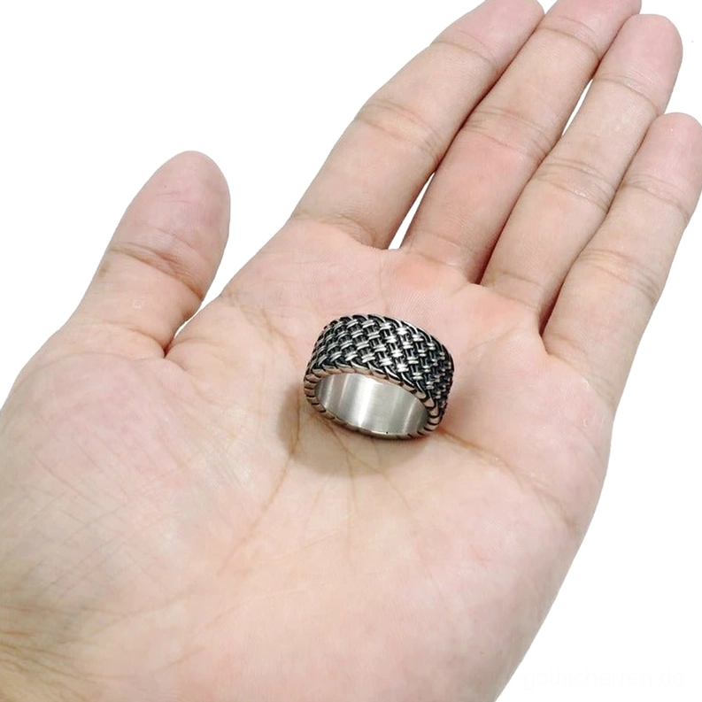 Geflochtener Gothic Edelstahl Ring auf offener Handfläche zeigt geflochten Vintage Design und Größenverhältnisse