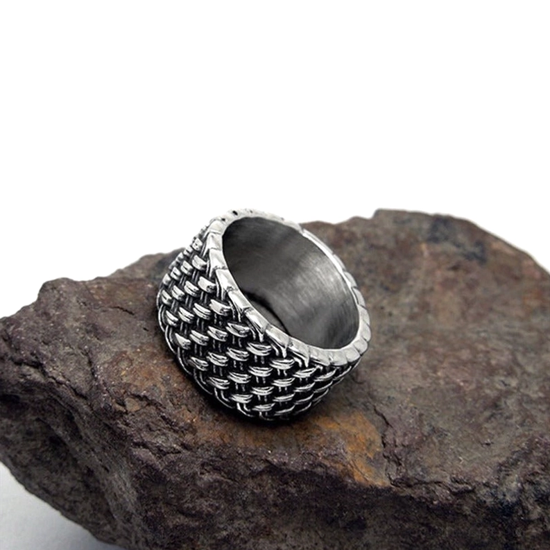 Geflochtener Gothic Ring Vogelperspektive zeigt vollständiges gewebtes Design und Vintage Silberfinish