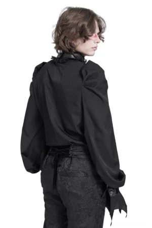 Gothic Fledermaus Hemd Rückansicht mit gesäumten Schultern, gerüschtem Rückenkragen und Fledermaus-Manschettenakzenten auf androgyn männlich wirkend Model, theatrical back detail
