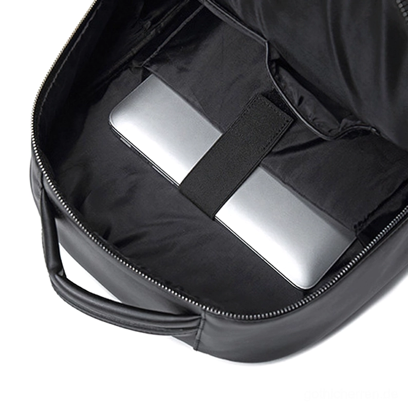 Nahaufnahme des geprägten Fledermaus-Details im Gothic Rucksack mit 3D-Reliefeffekt und Nieten-Platzierung