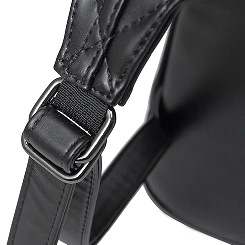 Gothic Fledermaus wasserdichter Rucksack Konstruktionsdetail zeigt Premium-PU-Leder mit Krokoprägung und Metallhardware-Qualität