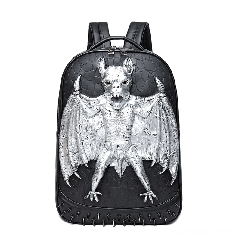Detailaufnahme des silbernen Gothic Fledermaus Rucksacks mit hervorgehobenen verstärkten Metallnieten und geprägtem 3D-Motiv