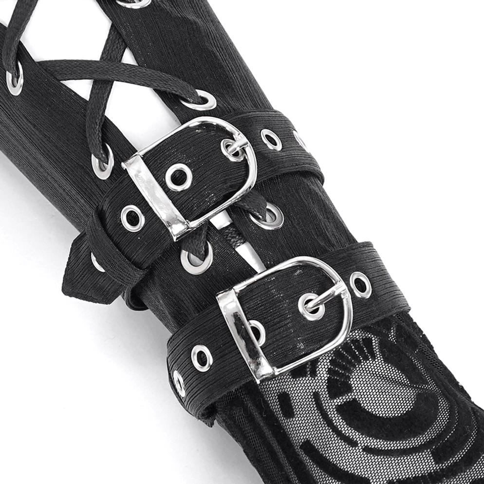 Makro-Nahaufnahme der Gothic Arm Gauntlet Hardware mit silbernen Schnallen, Schnürlöchern, Cyber-Textilmuster und Metallelementen
