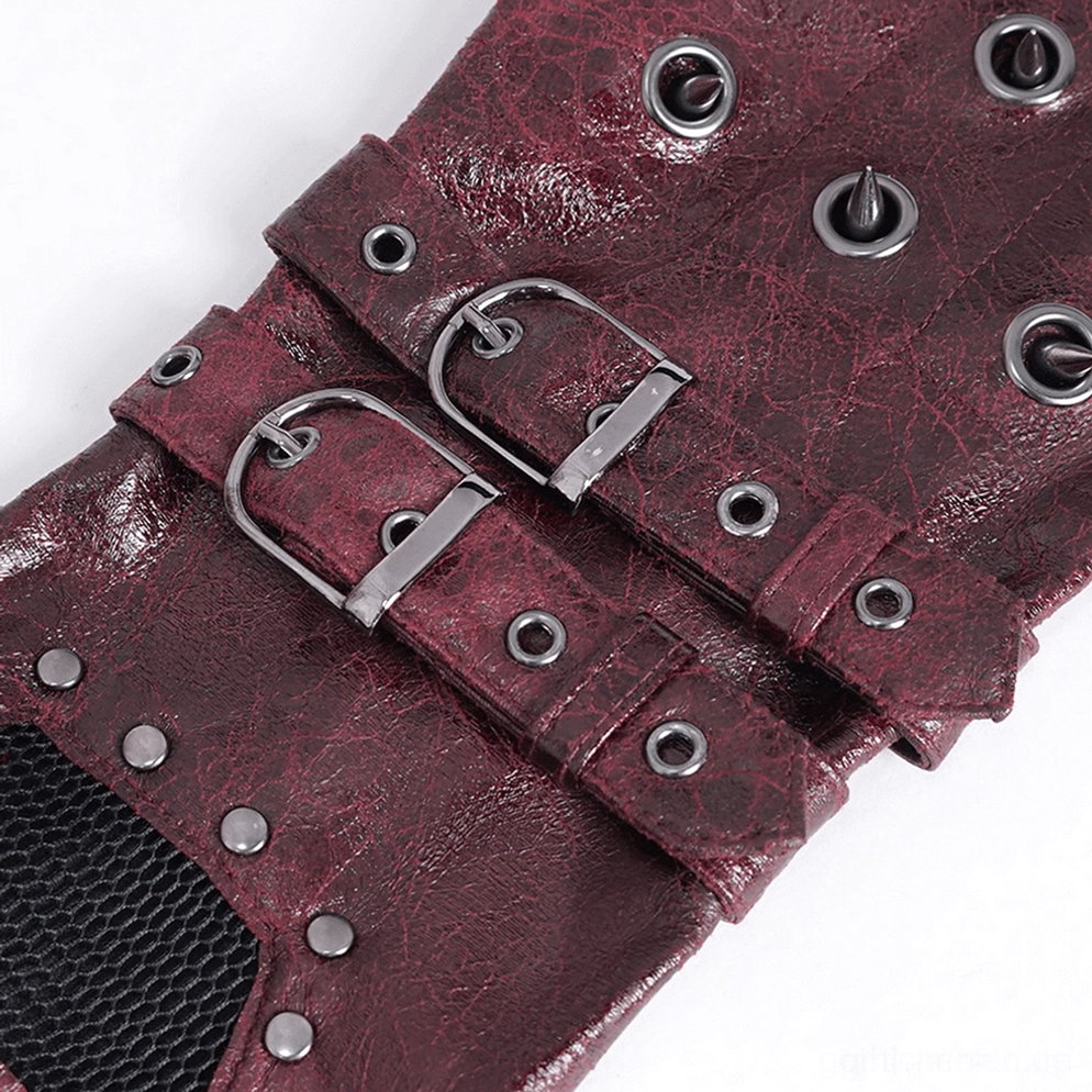 Makro-nahaufnahme der gothic studded gauntlet-handschuhe mit metallspitzen, schnallen und strukturierter rissiger leder-oberflächendetail