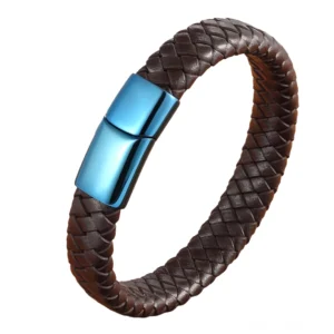 Dunkelbraunes geflochtenes Lederarmband mit blauem Edelstahl-Magnetverschluss, schräge Frontansicht auf weißem Hintergrund – elegantes Gothic-Design