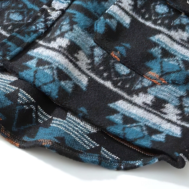 Gothic Geometric Tribal Hemd Seitenprofil – Seitliche Ansicht mit Tiefenwirkung der okkulten Muster auf strukturiertem Fleece-Gewebe und entspannter Silhouette
