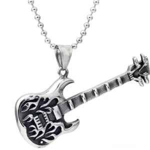 Flammende gothische Gitarren-Halskette aus Edelstahl mit Antik-Silber-Finish und präzise gravierter Flammen-Textur Frontansicht mit Glieder-Kette