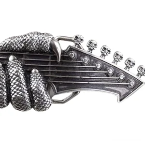 Nahaufnahme der antiken Silber-Gitarrenkopf-Schnalle mit detailliertem Kronenmuster und Totenschädel-Motiven auf Stimmecken - Gothic Gürtel Metalldekoration Close-up Detail