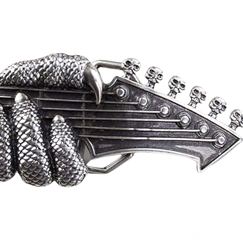 Nahaufnahme der antiken Silber-Gitarrenkopf-Schnalle mit detailliertem Kronenmuster und Totenschädel-Motiven auf Stimmecken - Gothic Gürtel Metalldekoration Close-up Detail