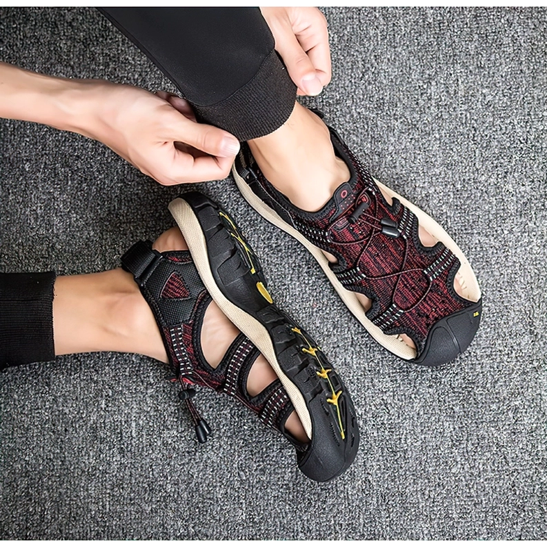 Herren tragen Gothic Gladiator Sandalen zwei Farbvarianten Schwarz-Grün Weinrot Kordelzugverschluss Overhead Action Shot bewegte Aufnahme
