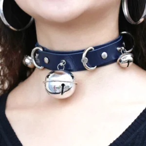 Gothic Glockenchoker mit Nieten in Marineblau - Close-up Nahaufnahme am Hals getragen, silberne Metallnieten und Glockenpendants sichtbar