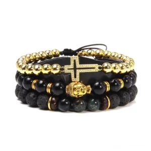 Goldfarbiges und schwarzes Stein Gothic mehrsträngiges Armband mit Kreuzcharm, Buddha Kopf Dekoration, gemischten Natursteinen und Halbedelsteinen, flache Studiofotografie auf weißem Untergrund