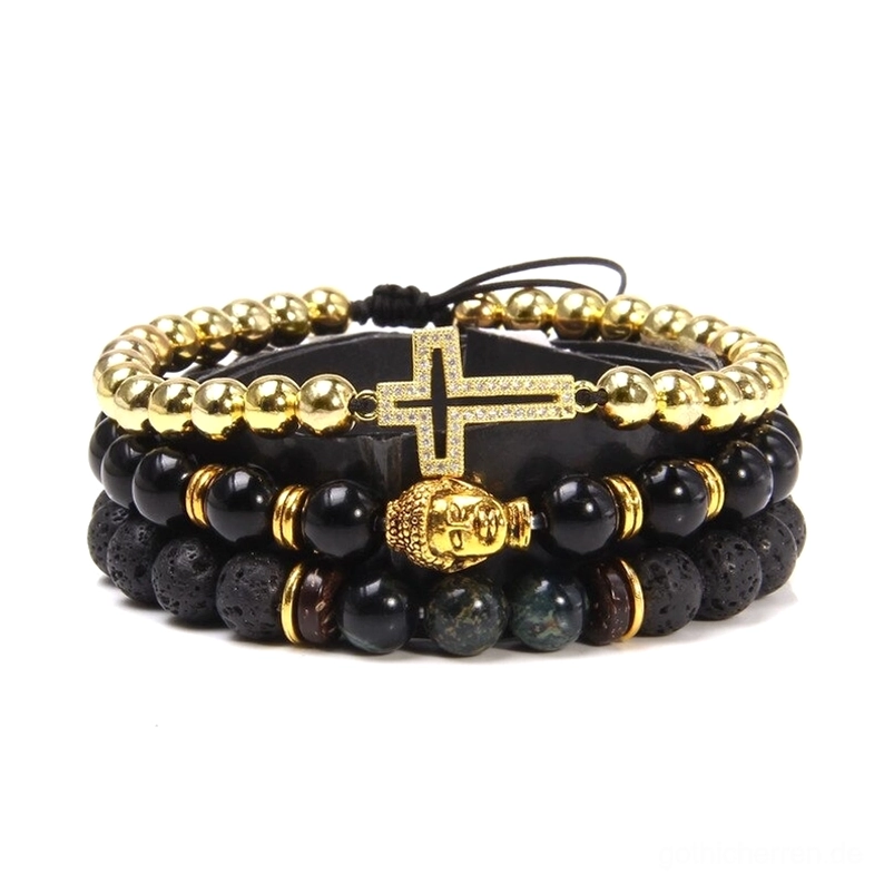Goldfarbiges und schwarzes Stein Gothic mehrsträngiges Armband mit Kreuzcharm, Buddha Kopf Dekoration, gemischten Natursteinen und Halbedelsteinen, flache Studiofotografie auf weißem Untergrund