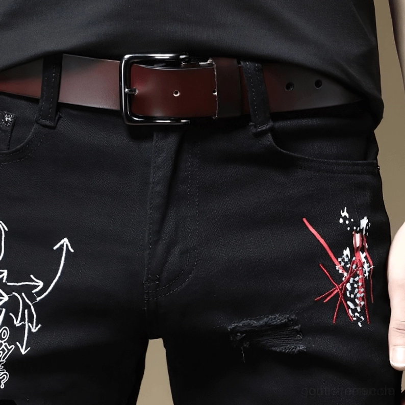 Schwarz-weiße Gothic-Graffiti-Jeans Detailaufnahmen, zeigt hochwertige Graffiti-Drucke und zerstörte Handwerklichkeit mit Premium-Tencel-Material und Risse-Konstruktion