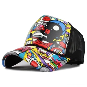 Comic-bedruckte Gothic Baseball Kappe mit lebendigen Multicolor Graffiti Mustern und schwarzem Cartoon-Charakter-Design, rechte vordere Ansicht der verstellbaren Mesh Cap