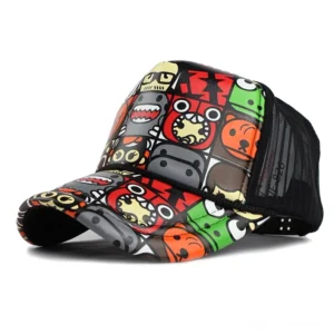 Gothic Graffiti Trucker Cap mit farbenfrohen Monster-Cartoon-Prints und schwarzem Mesh-Seitenpanel, linke vordere Dreiviertel-Ansicht der verstellbaren Baseball Kappe