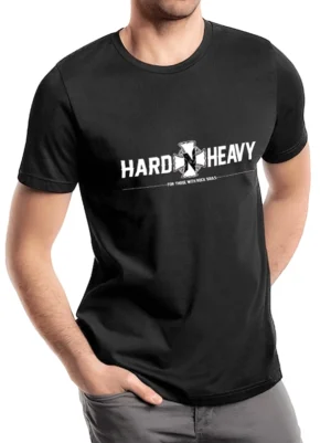 Gothic Grafik Crew Neck T-Shirt für Herren in Schwarz mit weißem Cross Print und Heavy Metal Typography Vorderansicht Model