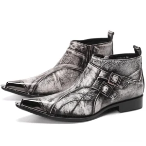 Gothic Grau Herrenstiefel mit Doppelschnallen und Metallspitze, dreiviertelseitige Vorderansicht zeigt industrielle Lederstiefel-Architektur