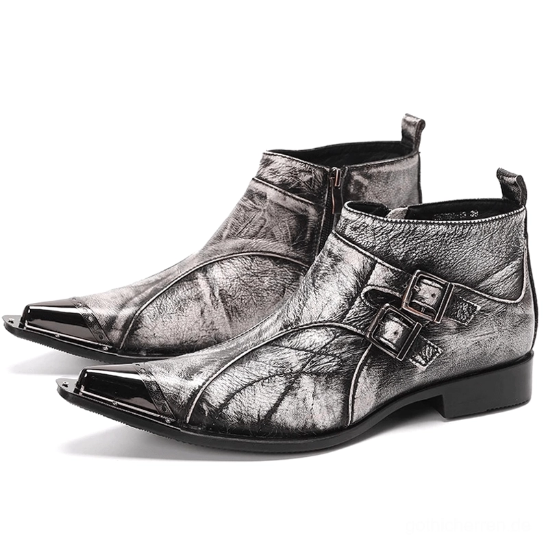 Gothic Grau Herrenstiefel mit Doppelschnallen und Metallspitze, dreiviertelseitige Vorderansicht zeigt industrielle Lederstiefel-Architektur