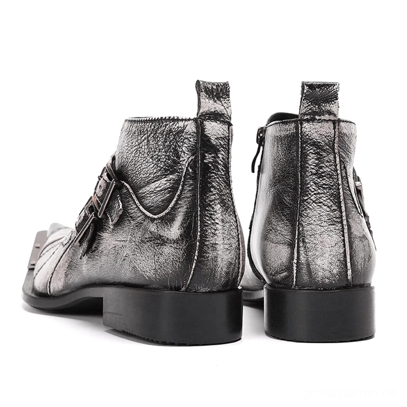 Paar grauer Gothic Lederstiefel Rückansicht mit Fersenlasche und distressed Lederfinish zeigt architektonisches Design