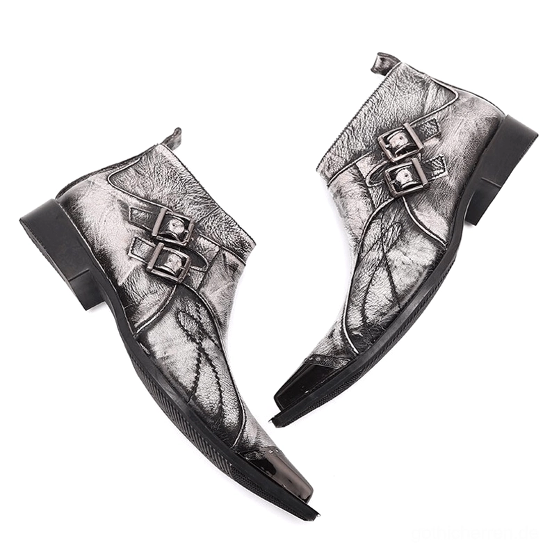 Paar grauer Gothic Lederstiefel mit Doppelschnallen, verwitterter Oberfläche und schwarzer Gummilaufsohle, Unteransicht