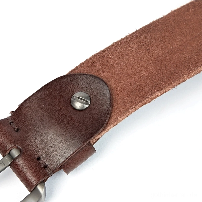 Leder Gothic Gürtel Schwanzdetail zeigt Wildlederrücken, Metallschraubverschluss und polierte Ledervorderseite mit gealterter Patina Oberfläche