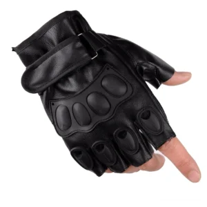 Schwarze Gothic Halbfinger Taktische Handschuhe mit gepolsterten Knöchelschützern und verstellbarem Klettverschluss-Manschette, Dreiviertelseitenansicht auf Mannequin