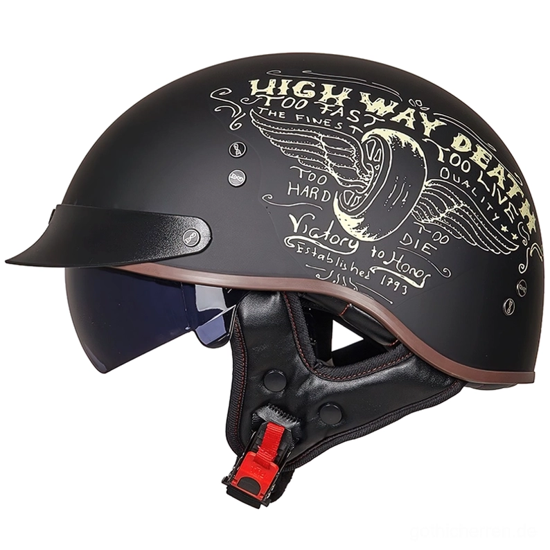 Gothischer Halbschalen-Motorradhelm matte schwarze Oberfläche mit geflügelten Reifengrafiken und rotem Schnellverschluss-Schnalle vorne linke Schrägansicht