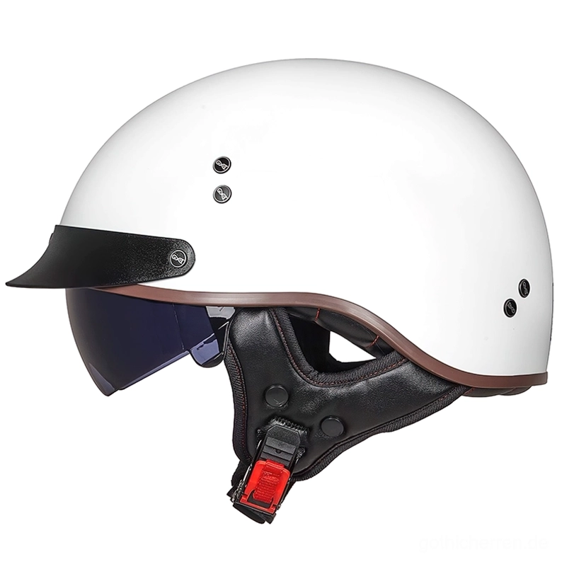 Gothic Half-Face Biker Helm in strahlendem Weiß mit schwarzem Visier und karminrotem Schnellverschluss, Vorder-Dreiviertelsicht in Studioaufnahme zeigt glänzende Oberfläche und minimalistisches gotisches Design des DOT-zertifizierten Motorradhelms