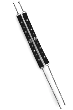 Gothic Halsband Riemendetail mit Kettenverlängerung, silberne Nieten und Metallbeschlagung auf schwarzem Webband, Anschlussansicht der verstellbaren Kettensystem