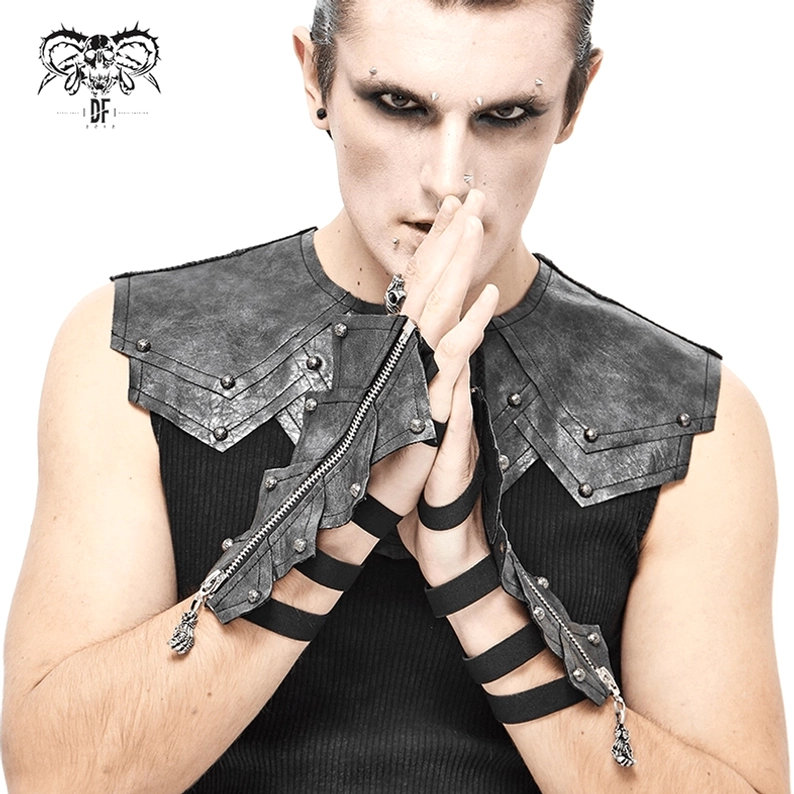 Männliches Model in vollständiger Goth-Styling mit langen fingerlose Handschuhe, Gothic-Schulterrüstung, distressiertem Kunstleder und Totenschädel-Reißverschluss