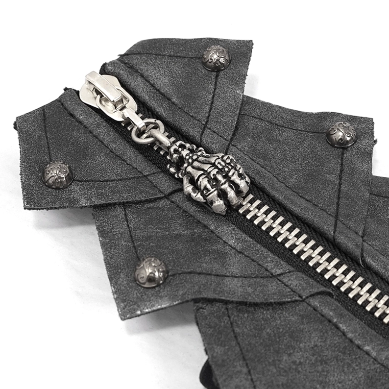 Makro-Nahaufnahme des Gothic-Handschuh-Hardware mit Totenschädel-förmigem Reißverschluss-Ziehgriff und eingeprägten Metallnieten auf distressiertem Kunstleder