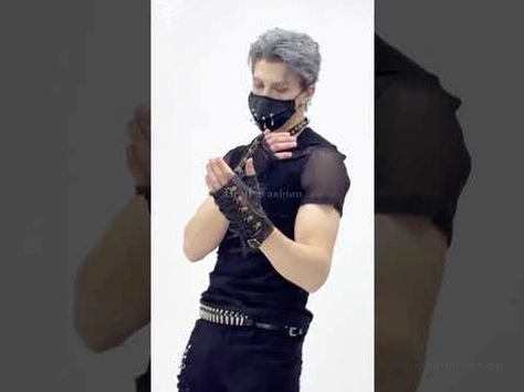 Silberhaariger männlicher Modell trägt schwarze Gothic Handschuhe mit Alternative-Outfit - Punk Handschuhe Styling